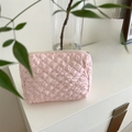 Dettaglio della borsa cosmetica trapuntata rosa con stampe di conigli e cerniera - Coniglietto Rosa dalle Orecchie Lunghe Trapuntato