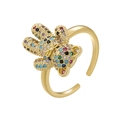 Makro-Detail des goldenen Bärenrings mit lebhaften mehrfarbigen Edelsteinfassungen - Gold mit buntem Zirkon