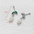 Macro-opname van tulp hanger met groene bladeren voor het maken van DIY sieraden - Lichtgeel Tulp