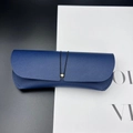 Tragbares dunkelblaues Leder Brillenetui mit elastischer Kordel und Goldperle - Blau