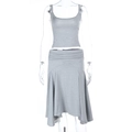 Detail der grauen Strickstruktur des bauchfreien Tops und des asymmetrischen Rock-Sets - XS / Grau