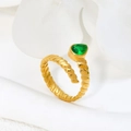 Goldener Spiralring mit birnenförmigem grünem Edelstein und strukturierter Metalloberfläche - A238-Gold + Grüner Zirkon
