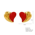 Vista macro degli orecchini a cuore 24x18mm in acciaio placcato oro 18K e smalto rosso - Smalto Rosso