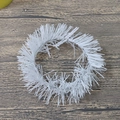 Couronne de Noël blanche en PVC effet guirlande sur un fond en bois sombre - Anneau de guirlande blanche de 10cm