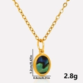 Detailweergave van de ovale abalone hanger met afmetingen 1,2 cm hoogte en 0,8 cm breedte - Gouden ovale abalone schelp ketting