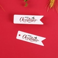Dettaglio di cartellini natalizi bianchi con scritta Merry Christmas su sfondo rosso - Stile Bianco Decorativo Foglia di Agrifoglio Rossa (LH-337) / 100 Pezzi/Confezione