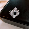 Bague fleur en argent avec pierre noire rectangulaire et zircons dans une boîte noire - Bague / Noir Argenté
