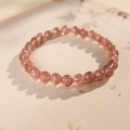 Dettaglio macro di perle di quarzo fragola naturale con trama e chiarezza del cristallo - 5# Bracciale in Quarzo Fragola - 6mm (con scatola regalo)