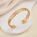 Bracciale rigido aperto dorato in acciaio inossidabile con design a trama intrecciata - Oro