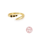Detalle de anillo de plata S925 dorada con tres circonitas negras de tamaño graduado - Abierto Ajustable / Dorado - Zirconia Negra