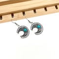 Dettaglio di orecchini boho a mezzaluna con perline turchesi in argento invecchiato - Stile Mezzaluna Traforata (BX003)