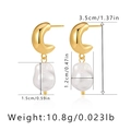 Gros plan de boucles d'oreilles dorées en C avec perles baroques et mesures précises - Style Créoles C avec Pendentif Perle (KE0755)