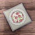 Papieren servetten met rode rozen, witte kanten ring en grijze stippen - Donkerblauwe Bloemen