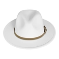 Détail d'un chapeau fedora blanc à bord large avec une ceinture en cuir marron clair - Blanc