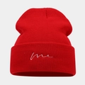 Detailaufnahme der roten Rippstrickmütze mit weißer me Stickerei auf dem umgeschlagenen Rand - M (56-58cm) / Rot