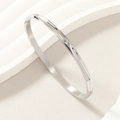 Brazalete minimalista de acero de titanio plateado con cierre en O y cristal para mujer - Color Acero