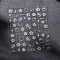 Autocollants ongles fleurs blanches TL-251 avec relief sur fond texturé foncé - TL-251 Relief 3D Avec Strass