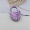 Dettaglio di una mini borsa a cuore fatta a mano all'uncinetto color viola - Viola Chiaro