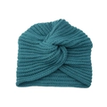 Textura de punto detallada de un gorro turbante bohemio azul verdoso con diseño cruzado - Verde Postal