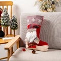 Vue détaillée de la chaussette de Noël en peluche avec Père Noël et flocons - Chaussette Père Noël Carreaux Flocon de Neige