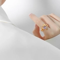 Anello a catena cubana dorata con un brillante cristallo viola a forma di cuore - Taglia US 7 (Aperto Regolabile) / Acciaio al titanio placcato oro con zirconia viola / Base oro con gemma viola