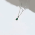 Minimalist silver chain necklace featuring a delicate green waterdrop shaped pendant - Green (Silver) (XL3412)