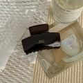 Dettaglio dell'elegante pinza per capelli in acetato marrone scuro con scritte dorate - Quadrato Solido