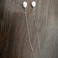 Detailaufnahme der Wassertropfen-Perlenohrringe mit langen silbernen Quasten - Vollständiges S925 Sterling Silber / Weißgold