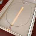 Dettaglio del ciondolo Wulu con pietre occhio di gatto rosa e zirconi su catena d'argento - Argento-Rosa