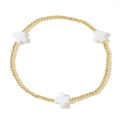Bracciale minimalista con perline dorate e tre ciondoli a croce bianca su fondo bianco - Perline Oro-Croce Bianca