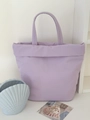 Detailansicht der lavendelfarbenen Stofftasche mit feinen Nähten und schlichtem Design - Lila