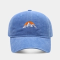 Detailaufnahme der blauen verwaschenen Baumwollkappe mit Berg- und Sonnenaufgang-Stickerei - Hellblau