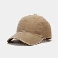 Détail d'une casquette de baseball en coton lavé kaki avec structure à six panneaux - Réglable / Kaki