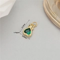 Vue détaillée du pendentif cœur vert avec bordure dorée incluant poids et dimensions - Forme de coeur / Abeille / Or + Vert