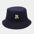 Détail de la broderie de la lettre R blanche sur le chapeau bob en toile de coton bleu foncé - Bleu marine