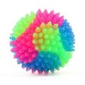 Balle sensorielle tricolore pour chien en rose, vert et bleu avec picots de massage - Balle à Pointes Arc-en-ciel 5,5 cm