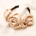 Eleganter cremefarbener Rosen-Haarreif mit drei großen Stoffblumen für Hochzeitsfrisuren - Champagner