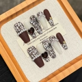 Detalle de uñas postizas hechas a mano estilo tweed con mariposas de plata y perlas - Extra Pequeño (XS)