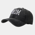 Dettaglio del ricamo bianco MOM su un berretto da baseball grigio scuro in cotone - Stile MOM / Nero