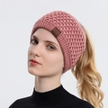 Gestricktes rosa breites Sport-Stirnband mit Rautenmuster und Lederpatch am Modell - Rosa