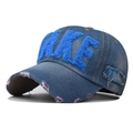 Dettaglio del cappellino in denim lavato con bordi sfrangiati e ricamo LAKE blu - Regolabile / Blu Lago