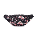 Wasserdichte schwarze Gürteltasche mit rosa Blumenmustern und verstellbarem Gurt - Winterjasmin