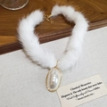 Vista dettagliata della collana cuore in peluche con grande perla ovale e chiusura dorata - Stile Perla Ovale Bianca / Bianco (3# Collana-Bianco)