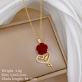 Detail von Rosenanhänger mit Kristallherz sowie Maßen und Gewicht von 3,8g - Roter Rosenherz Stil (M206)