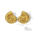 Dettaglio macro degli orecchini a conchiglia dorati con misura 27mm e finitura oro 18k - Oro 18K