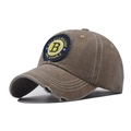 Dettaglio del berretto baseball vintage in cotone lavato con patch B e bordo usurato - Regolabile / Cachi Lettera B
