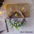 Détail de couronne de Noël de 16cm avec lavande et cloche dorée sur des livres anciens - 30# Couronne en Rotin Lavande Violette (16cm)