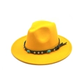 Vista dettagliata del cappello fedora in feltro giallo con cintura turchese borchiata. - M (56-58cm) / Edizione Standard / Giallo