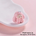 Macro d'une breloque lapin 3D en résine rose avec des dimensions de 24x26x16 mm - Rose