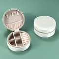 Portagioie rotondo in velluto bianco crema con scomparti per anelli e ganci interni - Bianco Perlato / 10x10x5cm